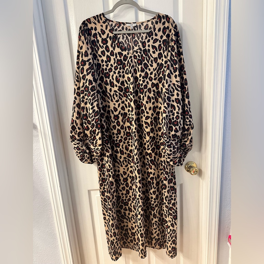 Jodifl Cheetah print dress with v neck women’s large